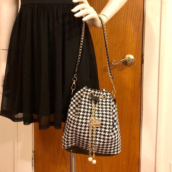 Handbags - Plaid lightweight drawstring purse.